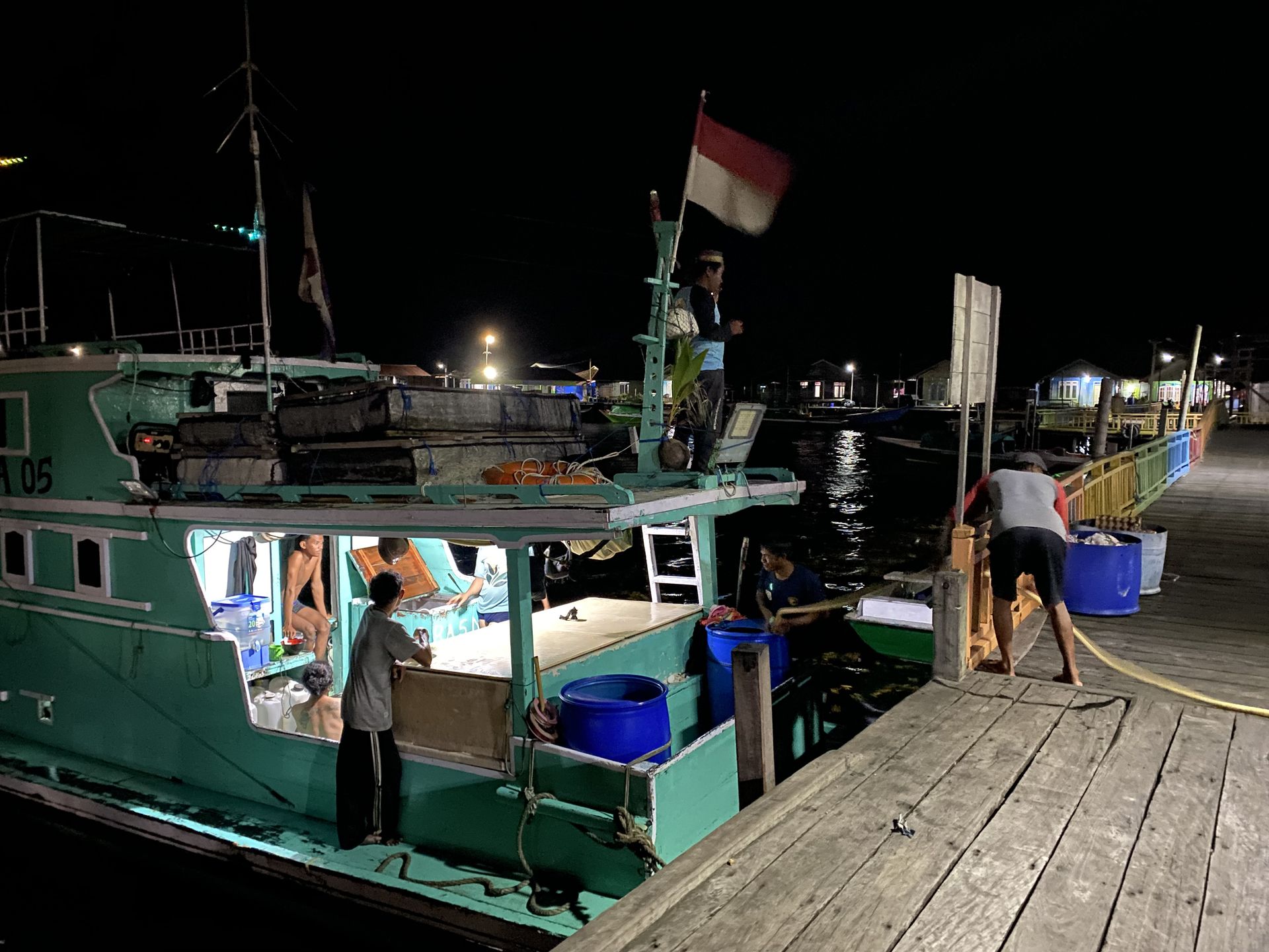 Nelayan pulau Miang pulang berlayar di sore hari, membawa hasil tangkapan mereka, sambil menciptakan pemandangan pantai yang hidup dan autentik.